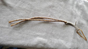 Cuarta de Cuero Crudo y Cuerno de Venado. Accesorios
